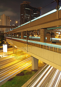 夜间在香港的交通摩天大楼时间市中心高峰景观运动建筑城市公共汽车火车图片