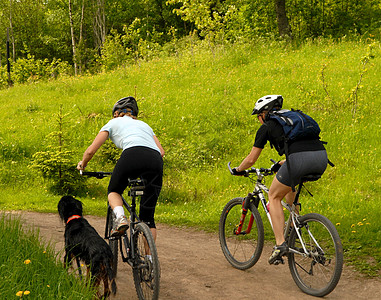 斯堪的纳维亚生活方式爬坡家庭生活头盔荒野生活假期森林自行车绿色图片
