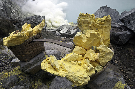 堆满篮子的硫磺核块火山水晶材料地理工作矿石矿物生产地球矿物质图片