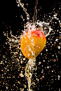 芒果喷洒在水上椭圆形食物情调甜点海浪蔬菜橙子气泡液体营养图片
