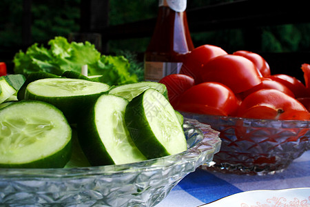 盘子中黄瓜和西红柿的法托图片