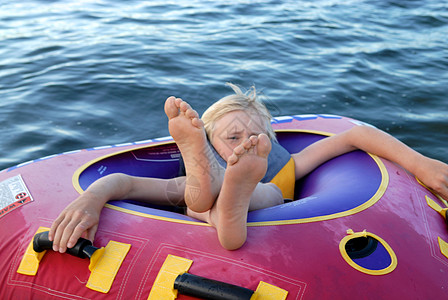 斯堪的纳维亚生活方式 一个躺在橡皮木筏上的男孩图片