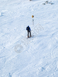 阿尔卑山滑坡团体滑雪者山脉阳光运动剪影白色朋友们滑雪山腰图片