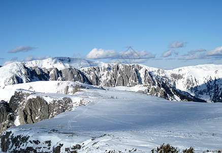 阿尔卑山滑坡滑雪者剪影阳光白色运动阳光照射同伴山腰朋友们山脉图片