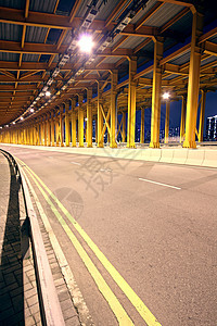 隧道的夜间交通天际公共汽车驾驶景观街道蓝色市中心运动建筑地标图片