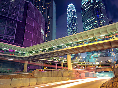 夜间在香港的交通驾驶天际运输运动汽车摩天大楼地标城市旅行蓝色图片