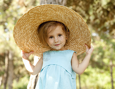 可爱的小女孩在公园里微笑童年眼睛白色女性幸福女儿女孩儿童乐趣美丽图片