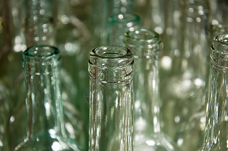 清除玻璃酒瓶脖子回收静物白色瓶子排队选择性内衬反射酿酒图片