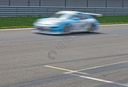 赛车经过芬尼线大奖体育场馆运动成功驾驶竞赛沥青终点跑道速度图片