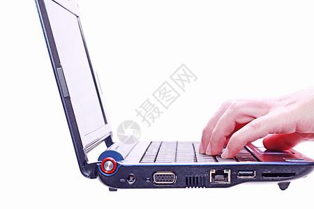 笔记本电脑键盘上的手图像 孤立于白色的后方格罗图片