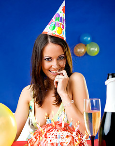 妇女庆祝生日会女性饮料玻璃蜡烛喜悦生日气球庆典蛋糕烧伤背景图片