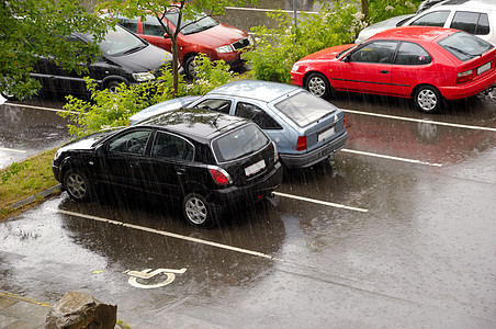 下雨日的车沥青停车场下雨时间天空运动汽车图片
