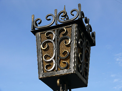 蓝色天空背景的旧灯笼背景图片
