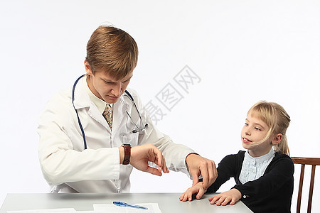 医生和那个小女孩病人孩子发烧孩子们感染访问女孩医师博士医院图片