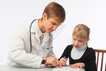 医生和那个小女孩医师诊所男人耳朵医院童年发烧女孩感染药品图片