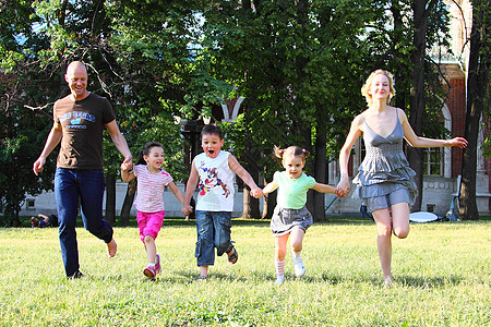 与孩子玩游戏女孩乐趣女人跑步幸福妈妈游戏男人公园父亲图片