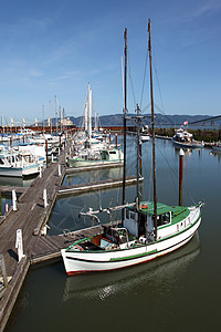 一艘小渔船 俄勒冈州阿斯托利亚图片