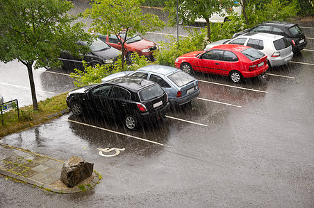 下雨日的车天空运动沥青下雨时间汽车停车场图片