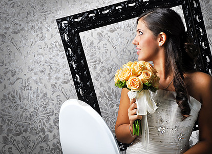 美丽的新娘微笑裙子花束框架新人婚礼扫视卷曲黑发婚姻白色图片