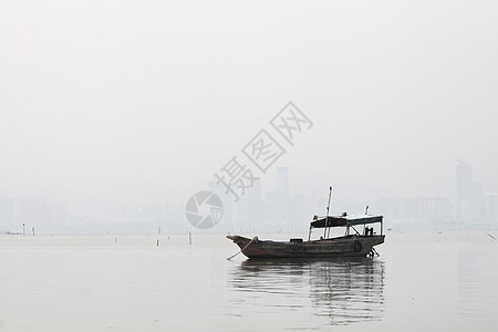 孤单的船在海面上 黑白拖网图片