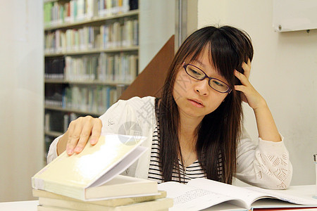 图书馆亚洲女学生女性成人青年学校教育书柜书架女孩女士知识图片