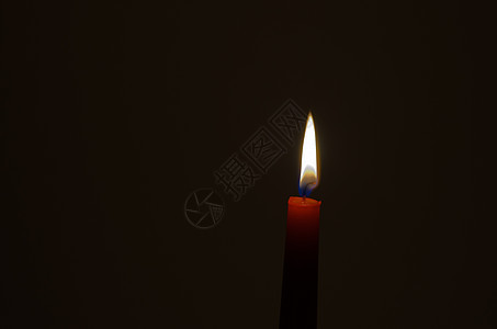 黑色背景的红蜡烛火焰背景图片