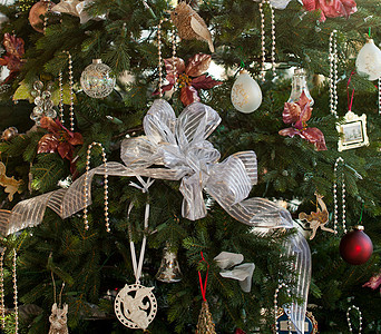 家里装饰的圣诞节树房间丝带反射地面庆典装饰品季节金子假期绿色图片