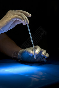 手放在白手套中 握住管子测量医院压力医生时间锥体实验室材料测试吸管图片