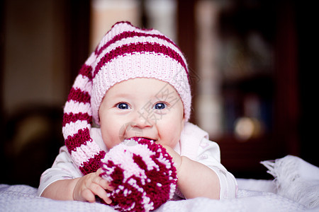 穿着顶帽子的可爱婴儿女性女孩女儿童年紫色孩子眼睛羊毛笑声条纹图片