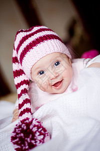 穿着顶帽子的可爱婴儿女性笑声孩子女儿喜悦童年幸福条纹微笑紫色图片