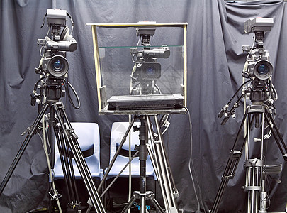 摄影棚中的相机展示记者播送环境记录技术卫星面试会议电影图片