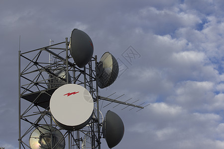 带云的无线无线电天线建筑电话电缆收音机手机金属电讯工程电视沟通图片