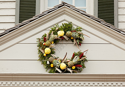 前门上方传统xmas花环花朵金子装饰季节菠萝入口木头圆圈松树假期图片