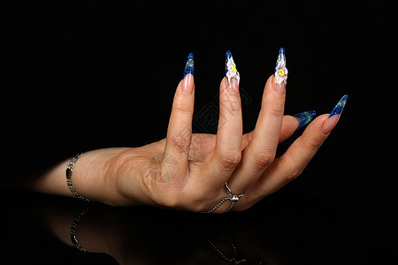 手指长指甲和美美指甲的人类手指 在黑色上隔绝拇指绘画皮肤紫色女性美甲辉煌手势保养温泉图片