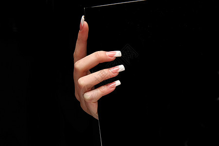 手指长指甲和美美指甲的人类手指 在黑色上隔绝保养温泉女性化妆品魅力皮肤治疗拇指艺术身体图片