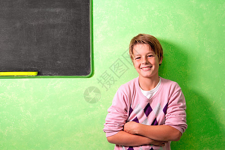 在黑板前上课的年青学生图片