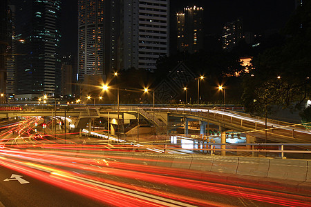 夜间通过香港市中心进行交通往来辉光市中心街道驾驶景观公共汽车汽车天际戏剧性城市图片