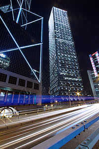 夜间通过香港市中心进行交通往来景观摩天大楼汽车建筑运动城市场景地标运输街道图片