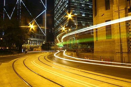 夜间通过香港市中心进行交通往来场景摩天大楼速度地标天际运动运输天空城市戏剧性图片