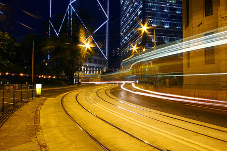 夜间通过香港市中心进行交通往来地标驾驶公共汽车摩天大楼城市场景汽车辉光天际建筑图片