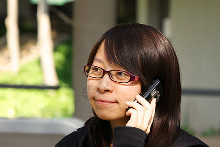 亚裔妇女讲电话细胞快乐拨号女孩女士人士技术手机商务办公室图片