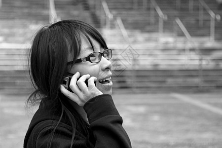 使用移动电话和说话的亚洲妇女电话女孩微笑商务女性拨号技术办公室人士讲话图片