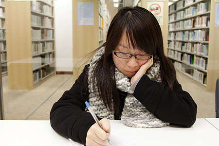 在大学学习的亚裔女孩笔记本测试微笑知识收藏书架青年学生教育考试图片