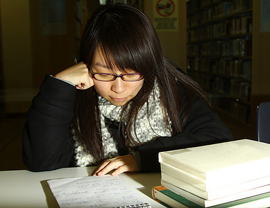 在大学学习的亚裔女孩课堂测试教育知识生活微笑工作班级书架收藏图片