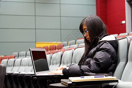 使用笔记本电脑学习的亚洲学生幸福女士青年演讲女性教育草地微笑学校青少年图片