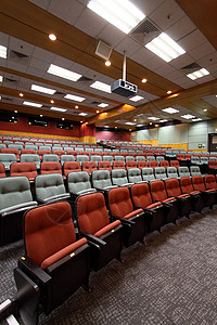 在一所大学里用多彩的椅子举行讲座厅班级剧院商业校园研讨会讲师家具电影演讲教育图片
