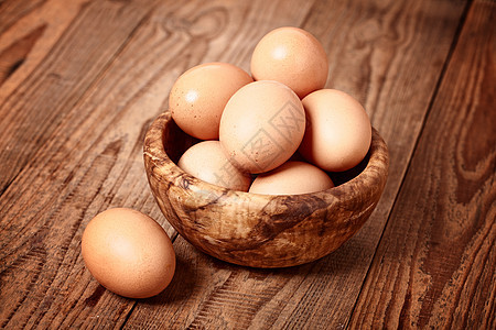 木制背景的新鲜棕色鸡蛋桌子木头早餐蛋壳农场抹布食物白色图片