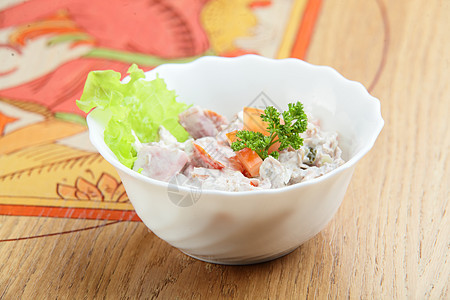 白盘中的沙拉美食绿色空白桌子午餐营养蔬菜饮食红色白色图片