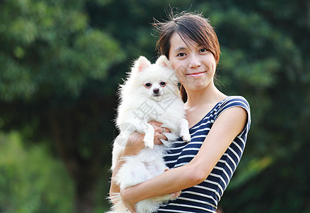 带小狗的女孩公园乐趣绿色宠物女士幸福闲暇动物快乐友谊图片