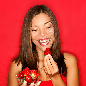 草莓-吃草莓的女人图片
